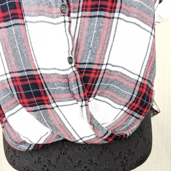 Harper | Plaid Drape Twist Front Button Down Med - Picture 4 of 6